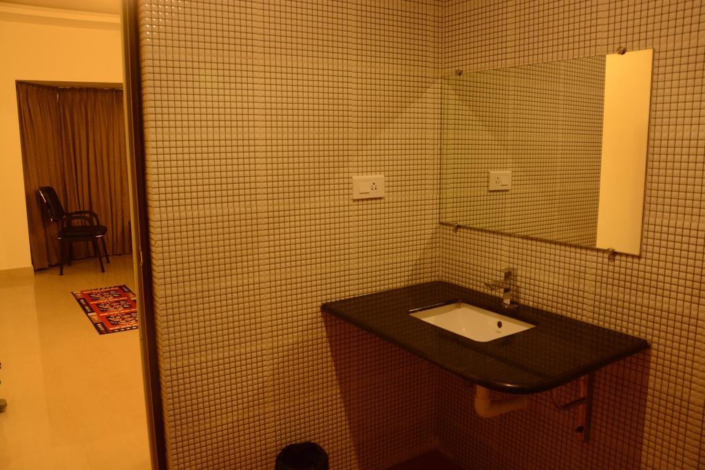 King Paradise Hotel Tiruchirappalli Buitenkant foto